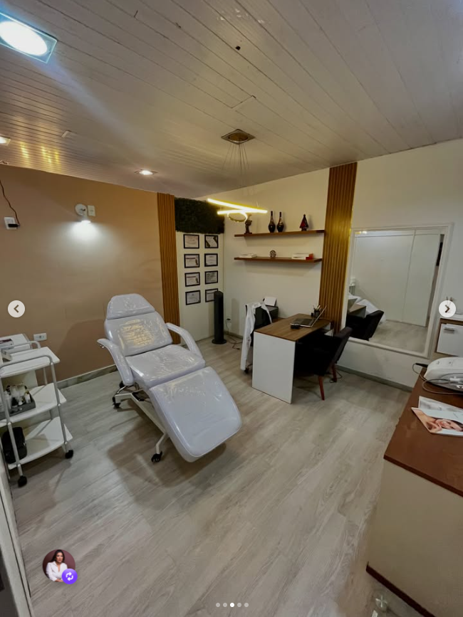 Sala de atendimento com maca e espelho