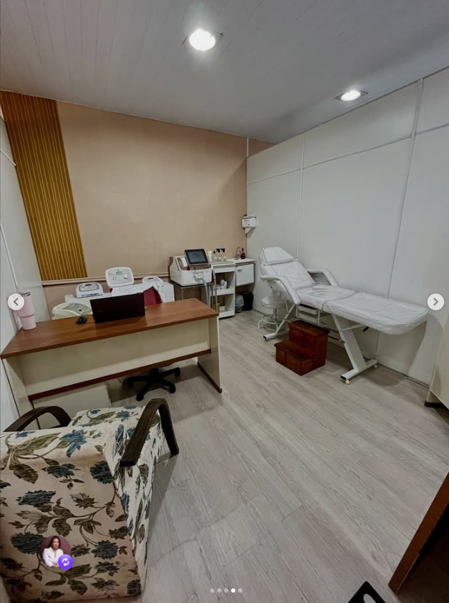 Sala de procedimentos com equipamentos de estética